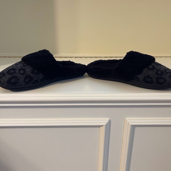 Black and gray woman’s slippers - Picture 5 of 7